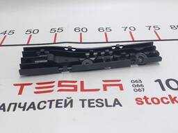 1Кронштейн крепления дренажной трубки правая сторона Tesla model S, model S REST 1008372-0