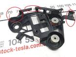 Кронштейн компрессора пневмо подвески WABCO в сборе с повреждением Tesla model X 1027918-0 - фото 1