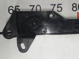 Кронштейн привода замка капота электрического левого закрытия Tesla model 1098789-00-D