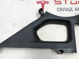 Накладка декоративная опоры каркасов сидений 2-го ряда 60/4левая Tesla model X 3123713-03-