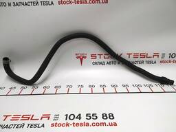 Шланг системы охлаждения чарджер/выход Tesla model X 1046136-00-I