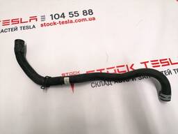 Шланг системы охлаждения от расширительного бака Tesla model X 1046275-00-E