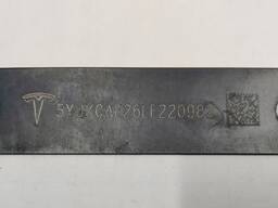 Табличка с VIN кодом под лобовым стеклом Tesla model X 10D 1035217-S0-A