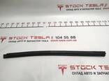 Уплотнитель стекла внутренний двери передней левой Tesla model S, model S REST 1038405-00- - фото 1