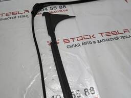 Уплотнитель стойки В (камера) правая сторона Tesla model X 1032152-00-D